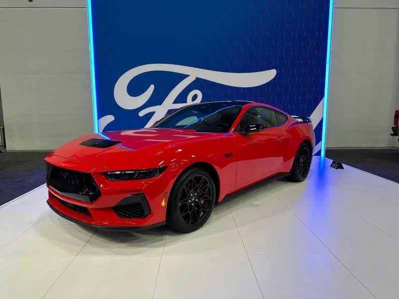 Ford Mustang 2025 Molten Magenta Metallic Tri-coat