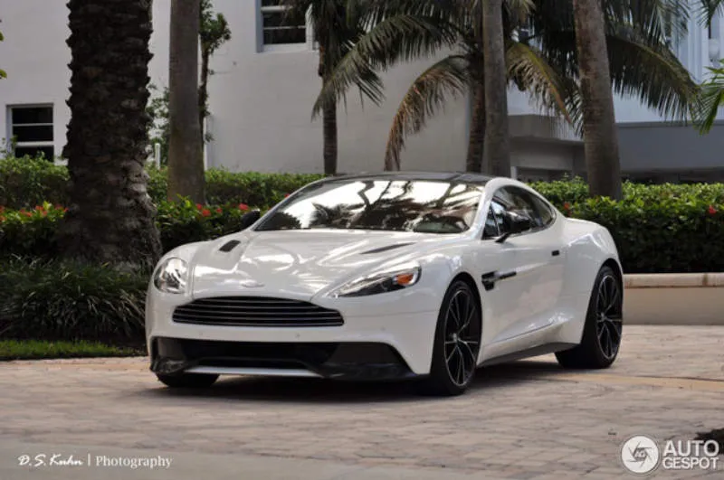 Aston Martin Vanquish Merah Hyper