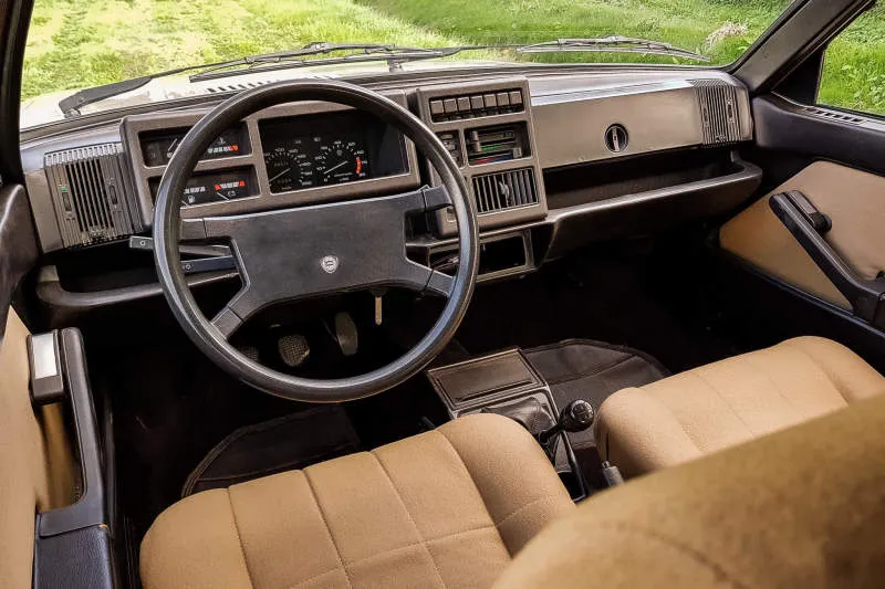 Desain Interior Mobil