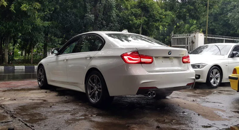 BMW 3 Series Sedan Abu-abu