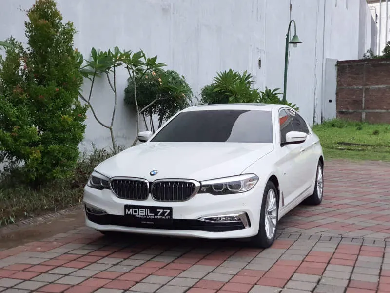 BMW 5 Series Abu-abu