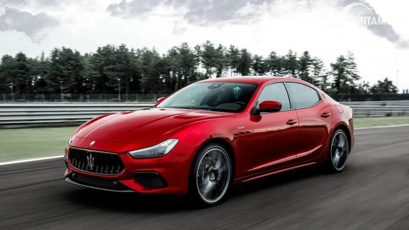 Maserati Ghibli Merah