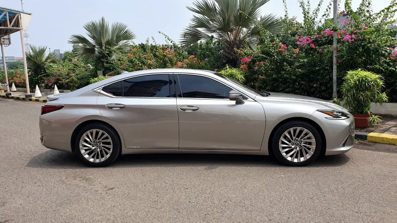 Lexus ES 300h Ultra Luxury Mercury Grey Mica