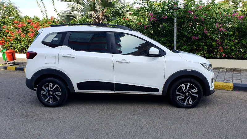 Renault Triber Putih