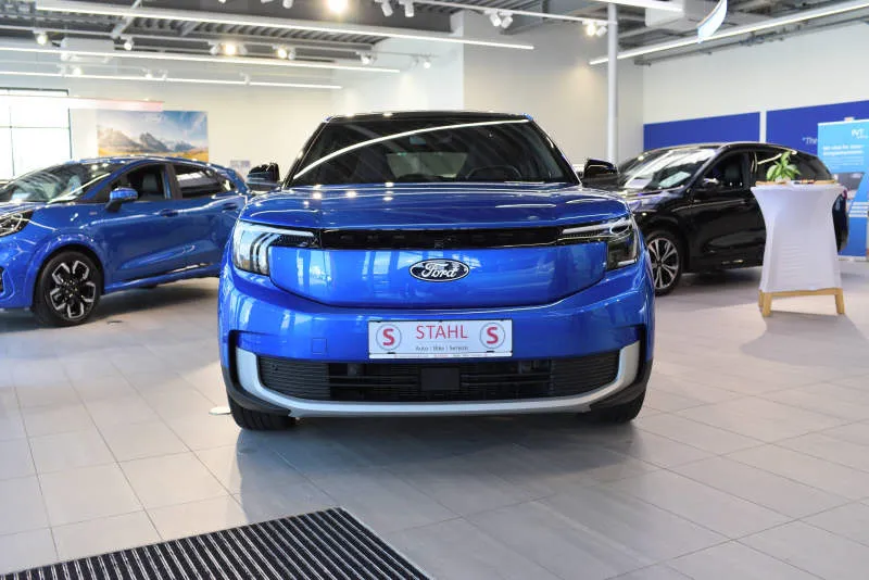 Ford Explorer EV Abu-abu