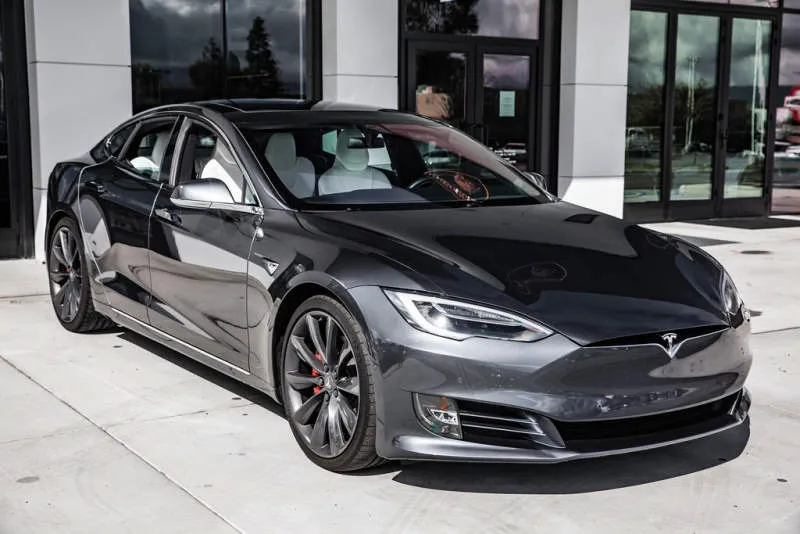 Tesla Model 2 (konsep) Ruby Red
