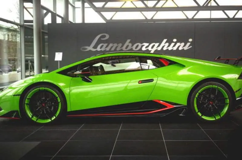 Lamborghini Huracán Putih