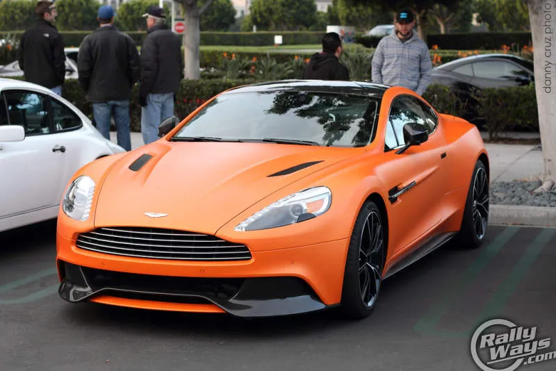 Aston Martin Vanquish Merah Hyper