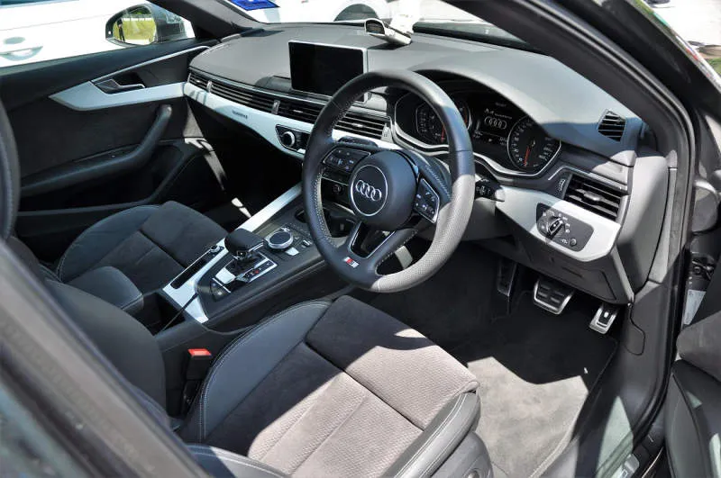 Desain Interior Mobil