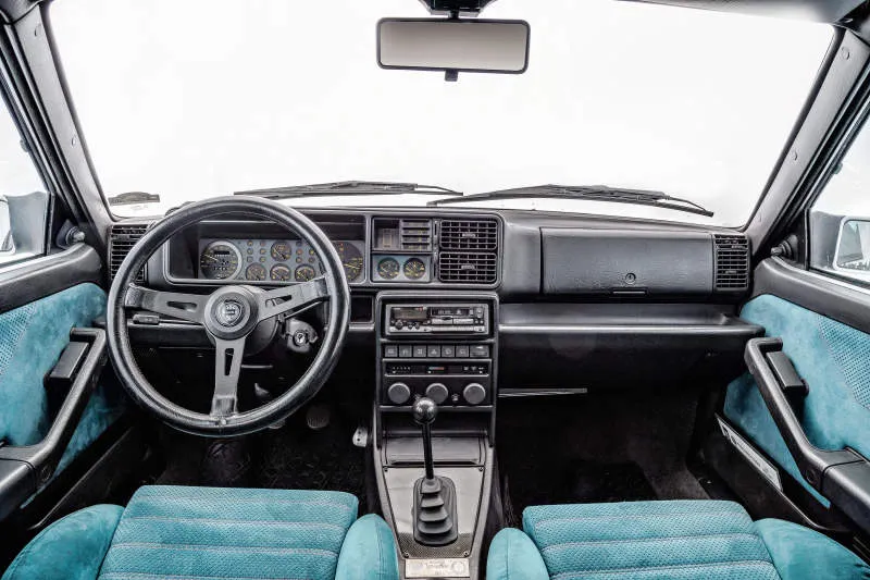 Desain Interior Mobil