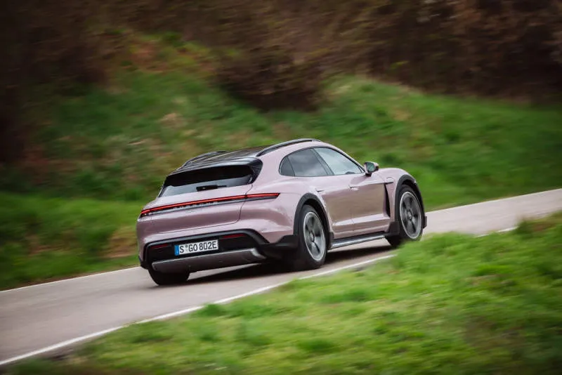 Porsche Taycan Cross Turismo Merah Carmine
