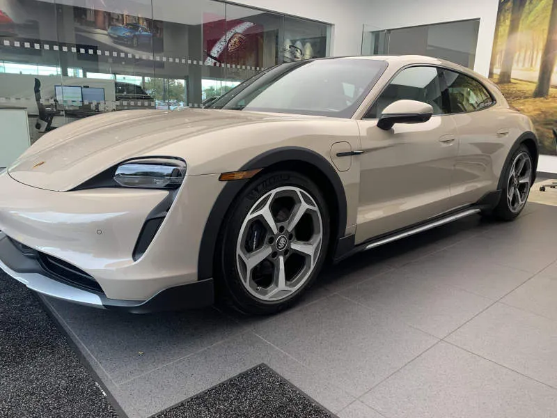 Porsche Taycan Cross Turismo Merah Carmine