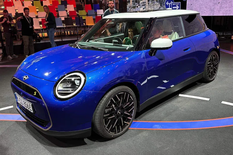 MINI Cooper SE Chili Red II