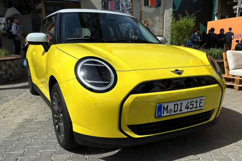 MINI Cooper SE Chili Red II
