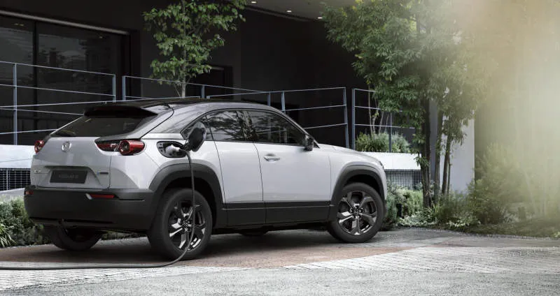Mazda MX-30 Ceramic Metallic dengan Black Side Panels and Black Roof