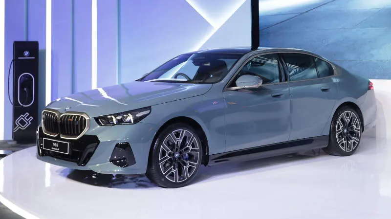 BMW i5 eDrive40 M Sport Abu-abu