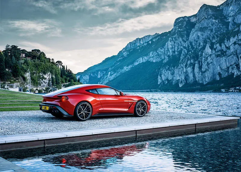 Aston Martin Vanquish Merah Hyper