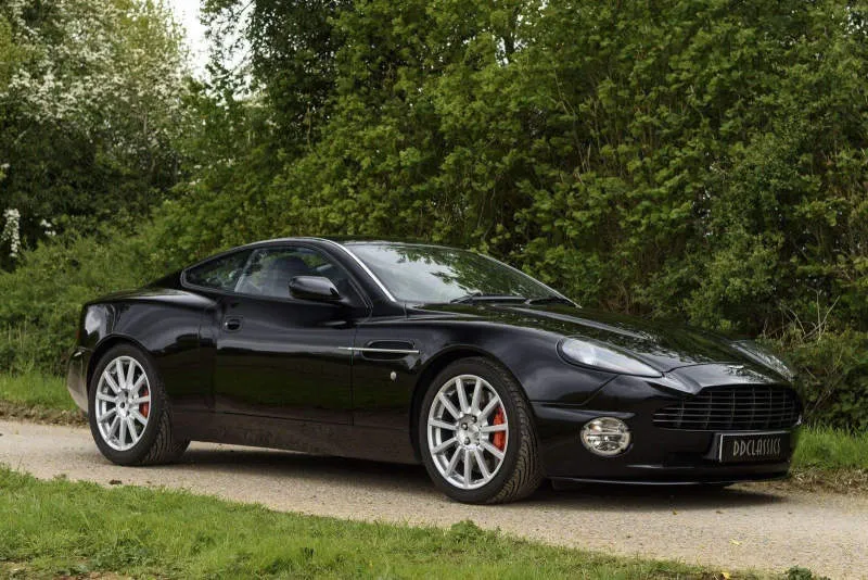 Aston Martin Vanquish Merah Hyper