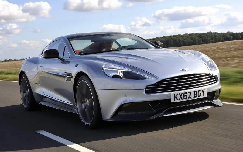 Aston Martin Vanquish Merah Hyper