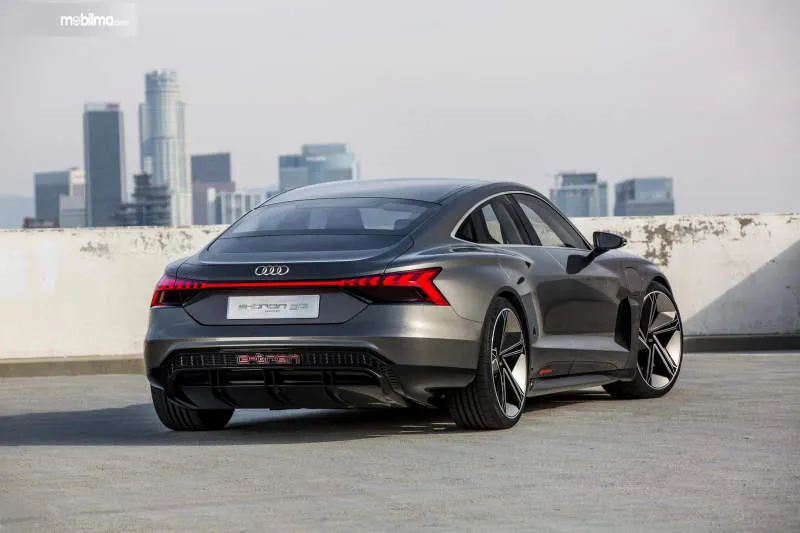 Audi e-tron GT Abu-abu