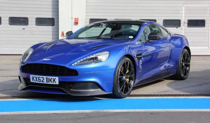 Aston Martin Vanquish Merah Hyper