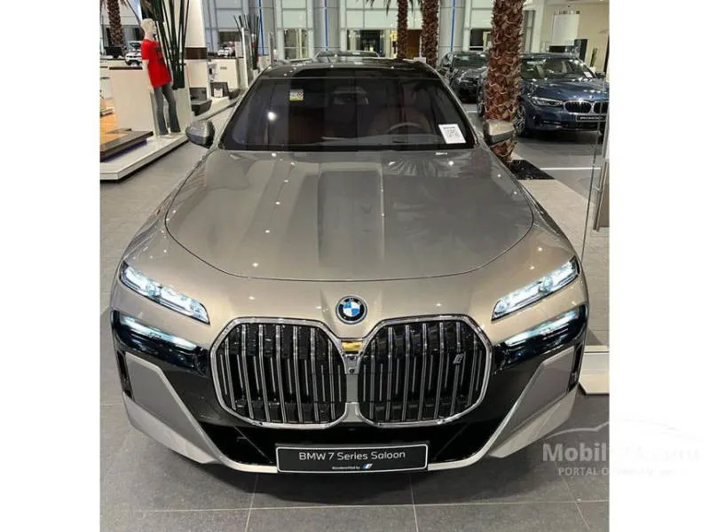 BMW 7 Series 735i M Sport Abu-abu