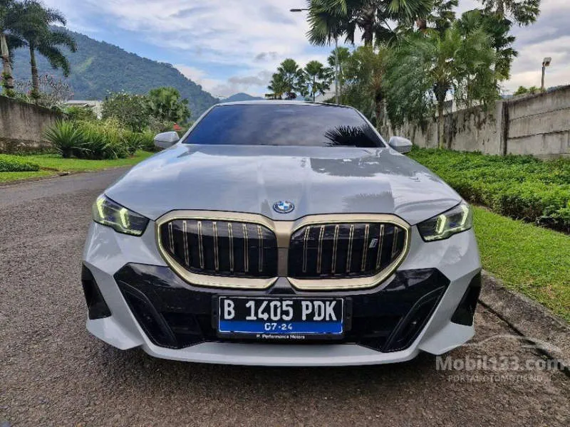 BMW i5 eDrive40 M Sport Abu-abu