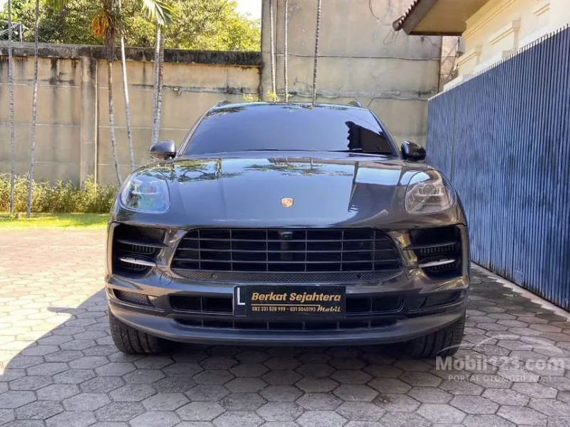 Porsche Macan Merah