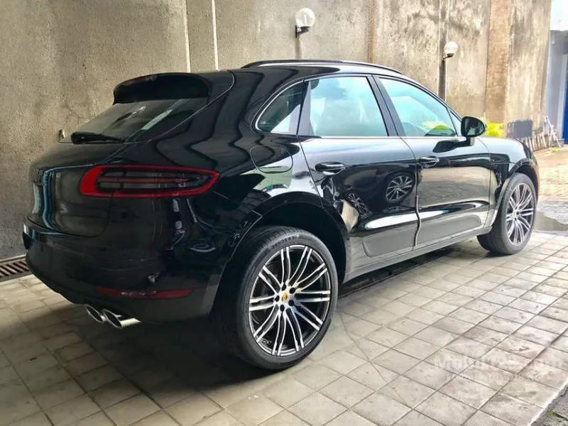 Porsche Macan Merah