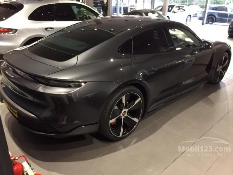 Porsche Taycan Merah