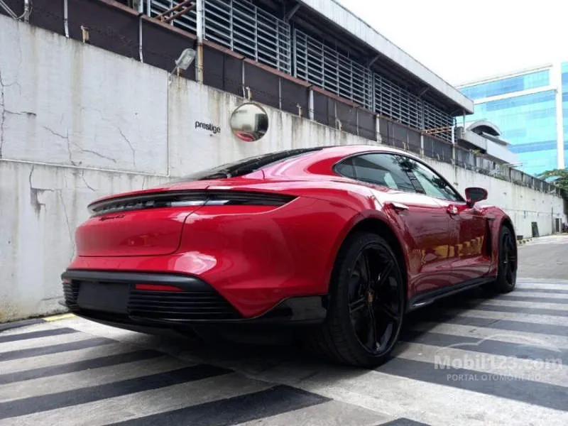 Porsche Taycan Merah