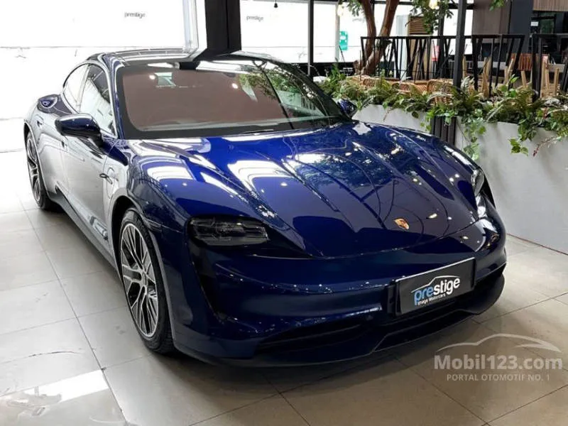 Porsche Taycan Merah