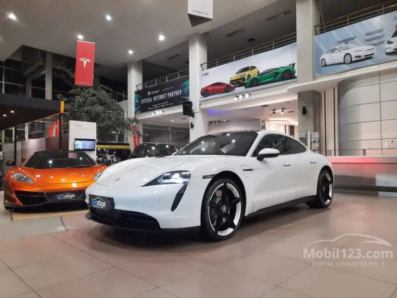 Porsche Taycan Merah