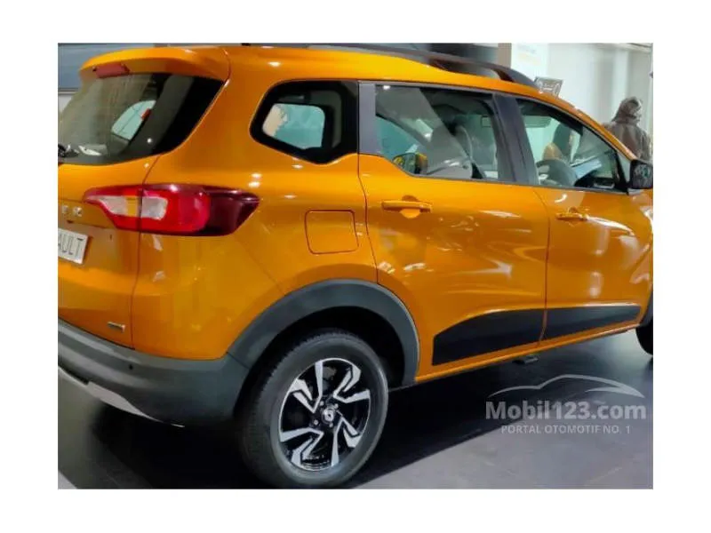 Renault Triber Putih