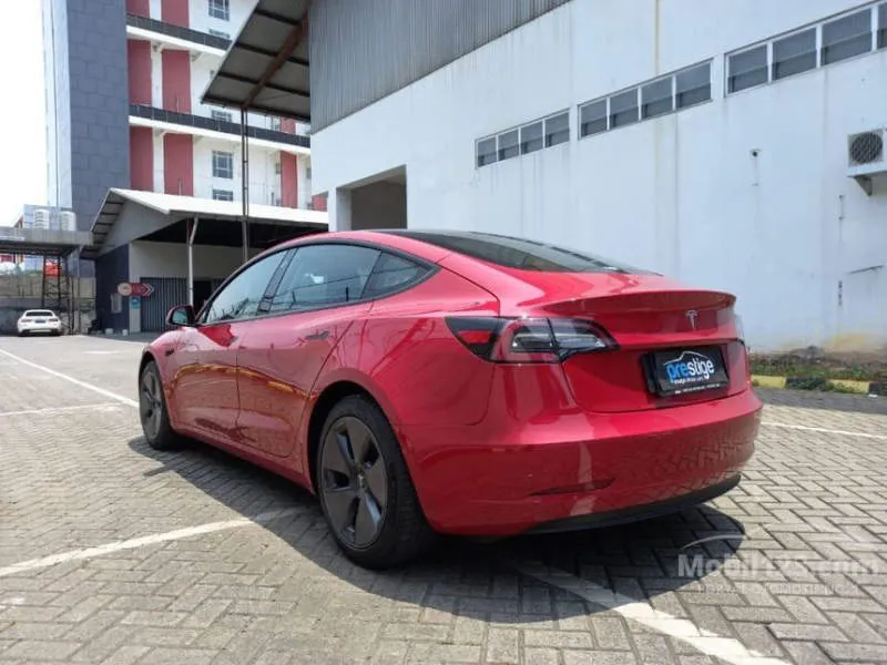 Tesla Model 3 Perak Metalik