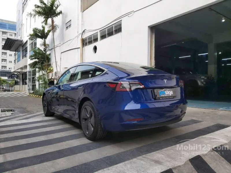 Tesla Model 3 Perak Metalik
