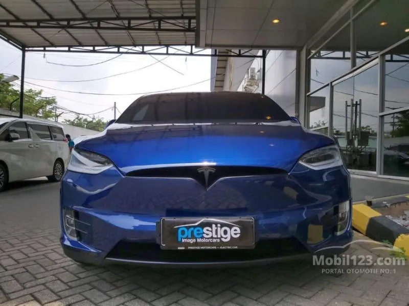 Tesla Model X Perak Metalik
