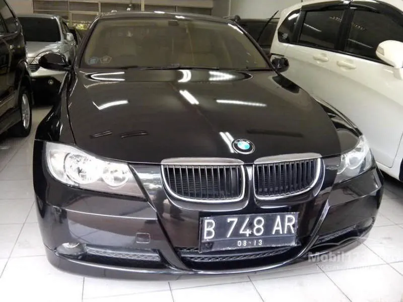 BMW 3 Series Sedan Abu-abu