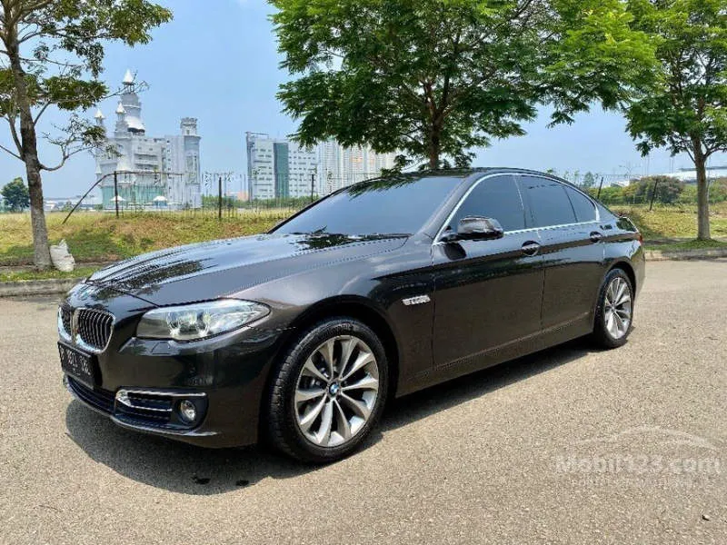 BMW 5 Series Abu-abu