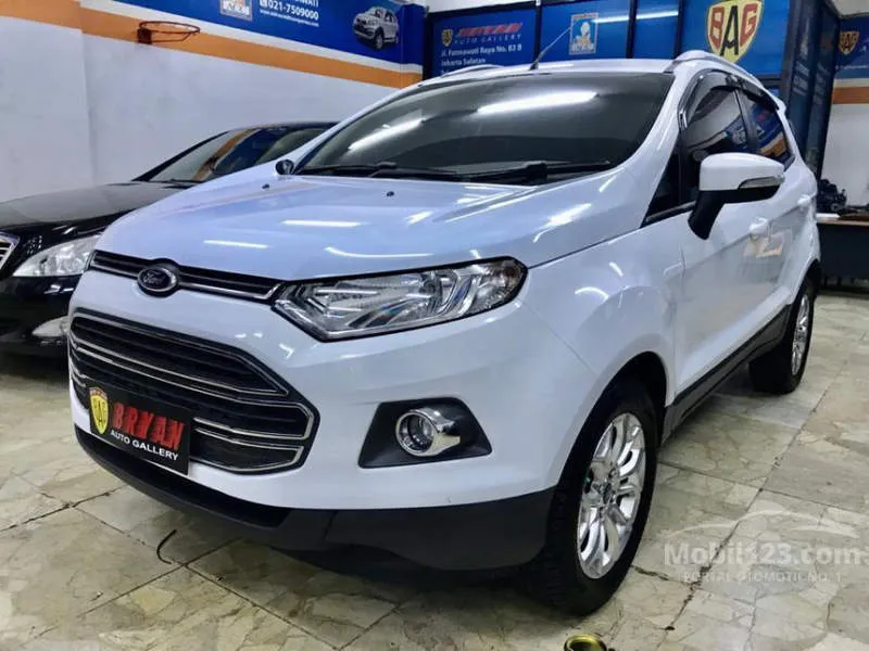 Ford EcoSport Hitam Bayangan