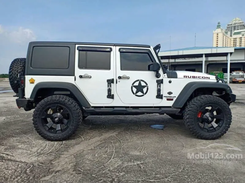 Jeep Renegade Hitam