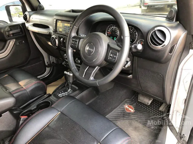 Jeep Renegade Hitam