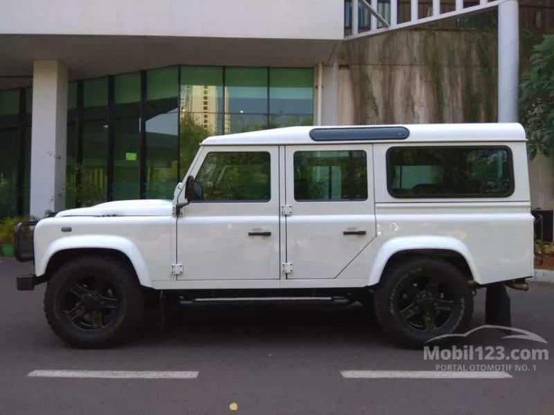 Land Rover Defender Hijau Metalik