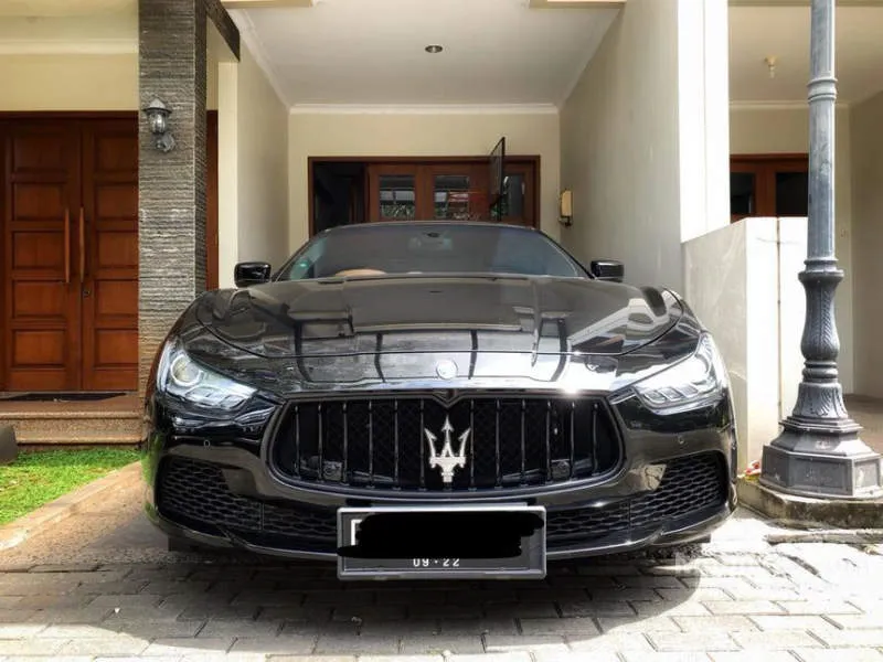 Maserati Ghibli Merah