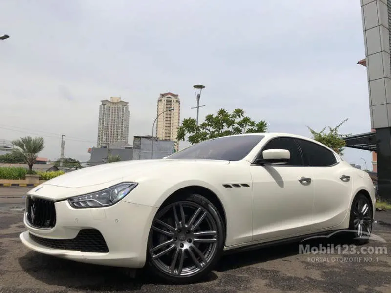 Maserati Ghibli Merah