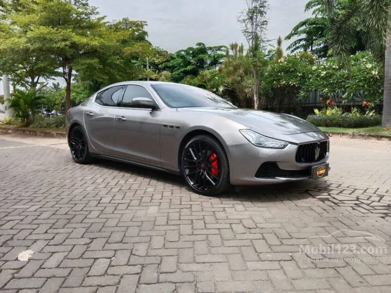 Maserati Ghibli Merah