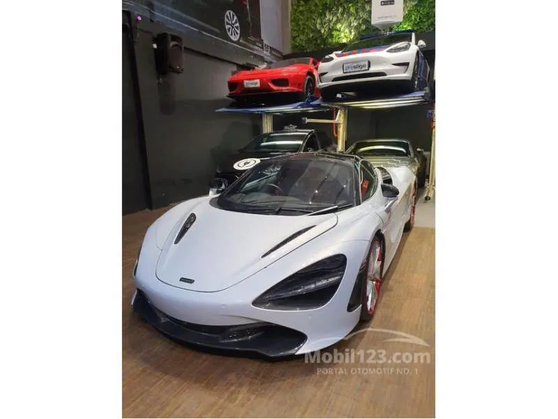 McLaren 720S Spider Putih