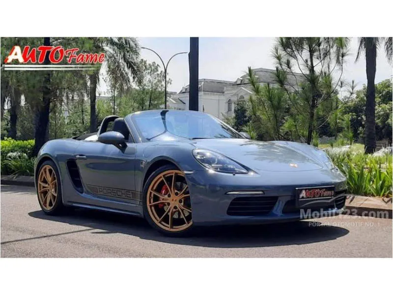 Porsche 718 Cayman EV Merah