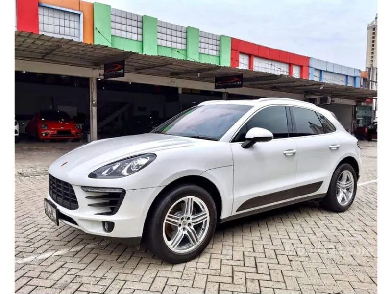 Porsche Macan Merah