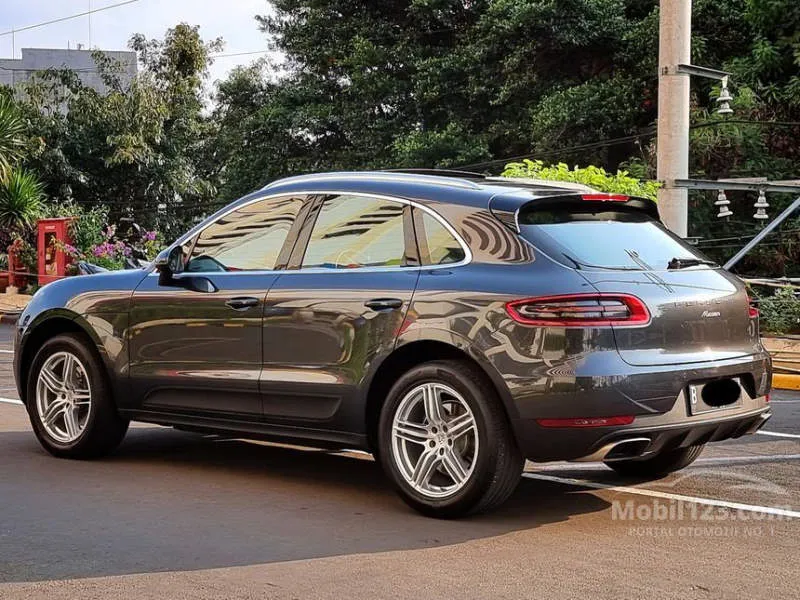 Porsche Macan Merah